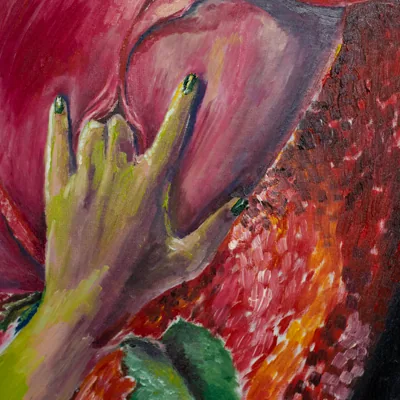 Detalhe de 'Prazeres': mão verde de unhas escuras tocando o coração