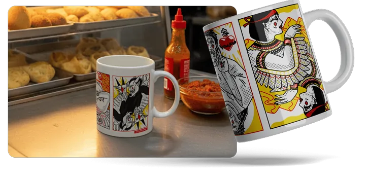 Caneca Santo Subversivo! com cartas de santos e diabos, no balcão de uma padaria