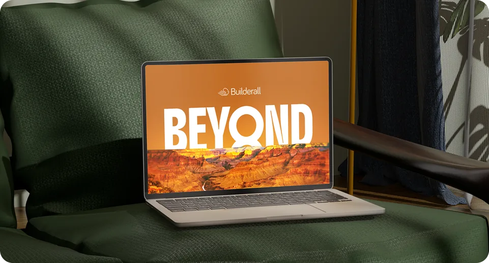 Notebook numa poltrona exibindo a página BEYOND sobre um cânion