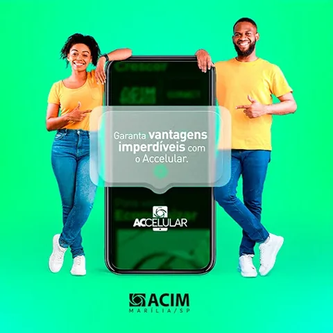 Post do Accelular da ACIM: casal apontando para um celular gigante