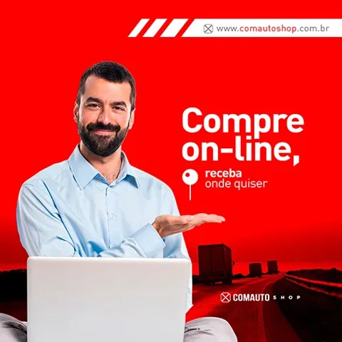 Post da Comauto Shop “Compre on-line, receba onde quiser”: homem sorrindo com notebook