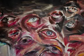 Detalhe de 'Amar': um aglomerado de olhos avermelhados
