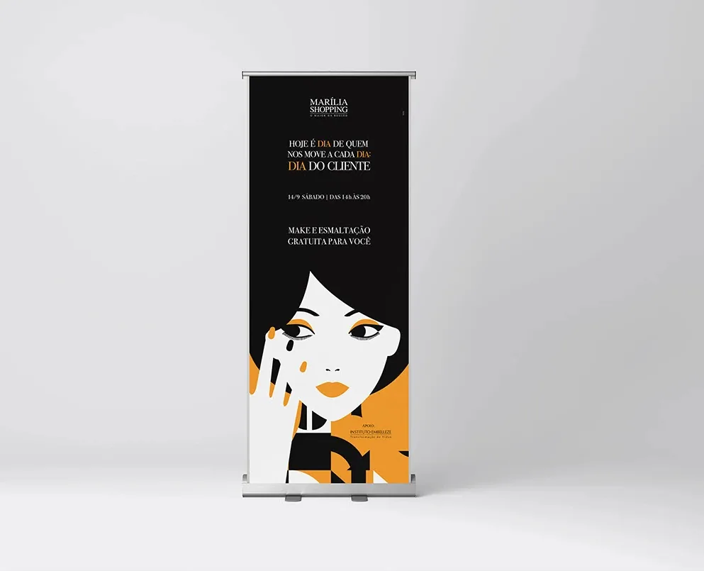 Banner roll-up do 'Dia do Cliente' do Marília Shopping, com retrato de mulher em preto, branco e laranja