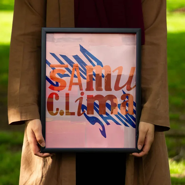 Pessoa segurando quadro com o logo Samu Clima sobre pinceladas azuis