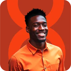 Retrato de persona: homem sorrindo de camisa laranja sobre um 8 vermelho