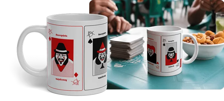 Caneca Baralho Anarquista! com cartas do anarquista mascarado, numa mesa de bar com petiscos