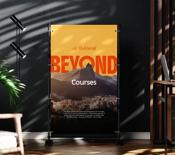 Banner roll-up BEYOND Courses com o Cristo Redentor sobre o Rio